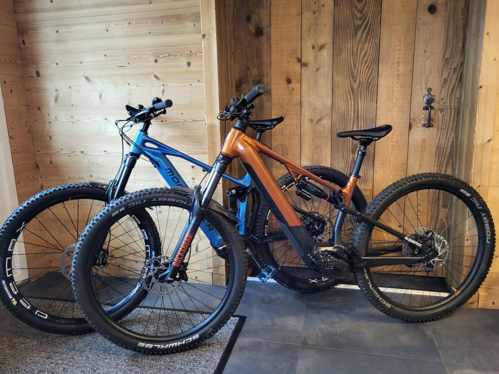 Explorez les forêts VTT électriques.